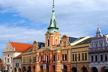 V Mělníku začala oprava fasády městského úřadu, parkování před budovou je omezeno