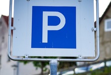 Na parkoviště v Nemocniční v Mělníku se auta dostanou pouze z jednoho směru