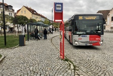 Autobusové zastávky v Mělníku jsou v novém kabátě. Červenou vystřídal moderní antracit