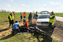 OBRAZEM: Studenti zdravotnické školy ve Lhotce u Mělníka zachraňovali tonoucí dítě i zraněného motorkáře